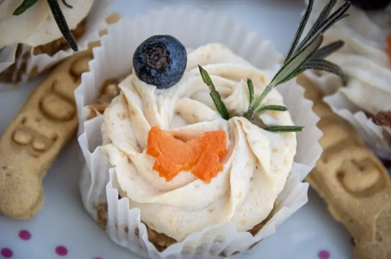 Cupcakes artisanaux pour chien avec glaçage au yaourt nature non sucré